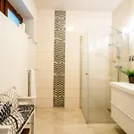 Toparti Villa, Koezvetlen Vizkapcsolattal