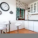 Toparti Villa, Koezvetlen Vizkapcsolattal