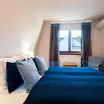 Toparti Villa, Koezvetlen Vizkapcsolattal