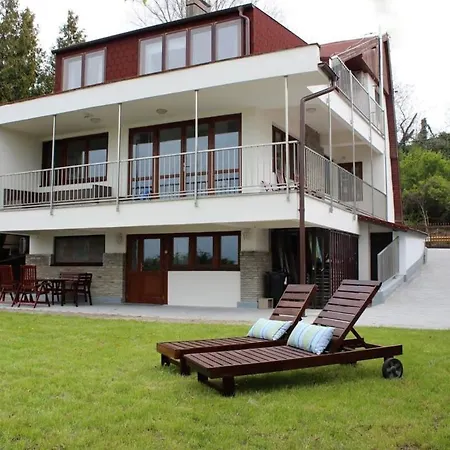 Toparti Villa, Koezvetlen Vizkapcsolattal Siofok