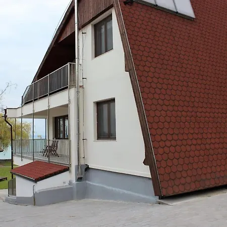 Toparti Villa, Koezvetlen Vizkapcsolattal