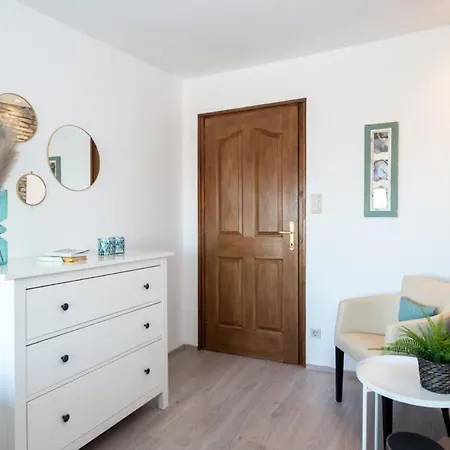 Toparti Villa, Koezvetlen Vizkapcsolattal שיופוק