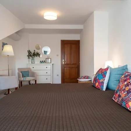 Toparti Villa, Koezvetlen Vizkapcsolattal