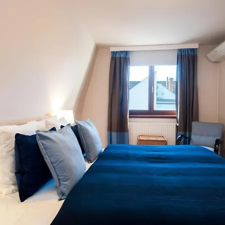 Toparti Villa, Koezvetlen Vizkapcsolattal